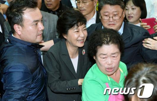 [사진]환하게 웃는 박근혜 새누리당 대선후보