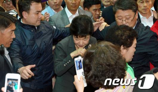 [사진]박근혜 후보, '움찔'