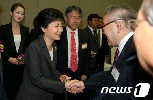 [사진]포상자들 만난 박근혜 후보