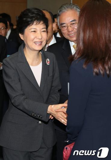 [사진]세계한인의 날 상훈 포상자들 만난 박근혜 후보