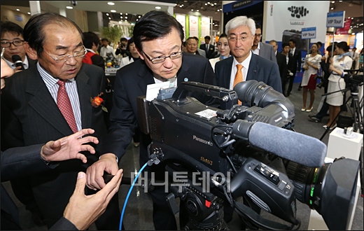 [사진]홍석우 장관-윤종용 회장, 전자정보통신산업대전 참석