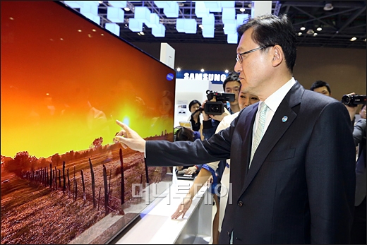[사진]삼성전자 둘러보는 홍석우 장관