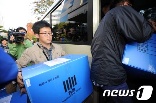 [사진]동아제약 압수수색 증거품 박스 이송하는 검찰