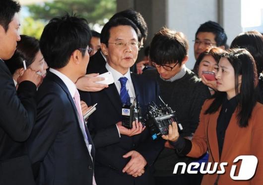 [사진]홍사덕 전 의원, 검찰 출석