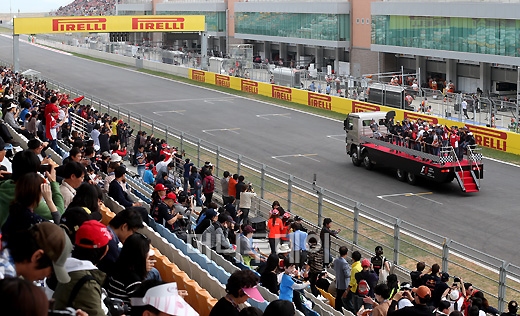[사진]카퍼레이드 펼치는 F1 드라이버들