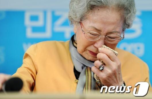 [사진]눈물 흘리는 故김지태씨의 유족