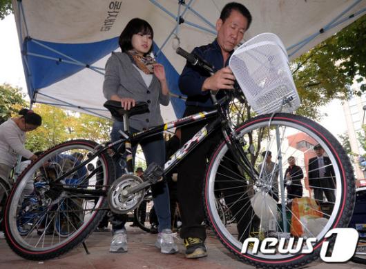 [사진]'고장난 자전거 무료로 뚝딱'
