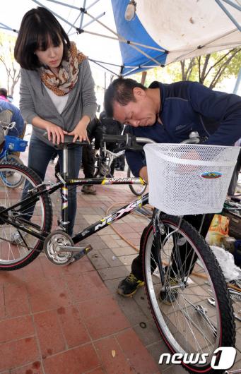 [사진]'고장난 자전거 무료로 수리해요'