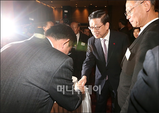 [사진]중소기업인들과 악수하는 김황식 총리