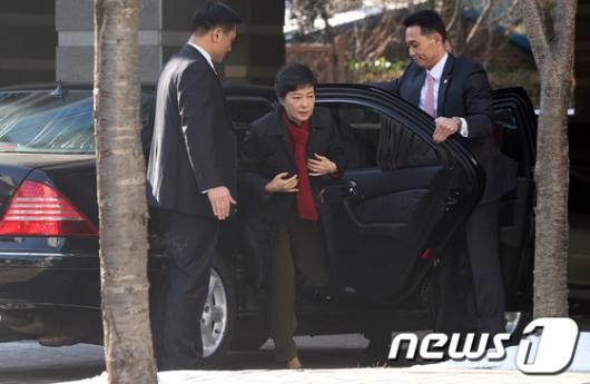 [사진]박근혜 대통령 당선인, 통의동 집무실 첫 출근