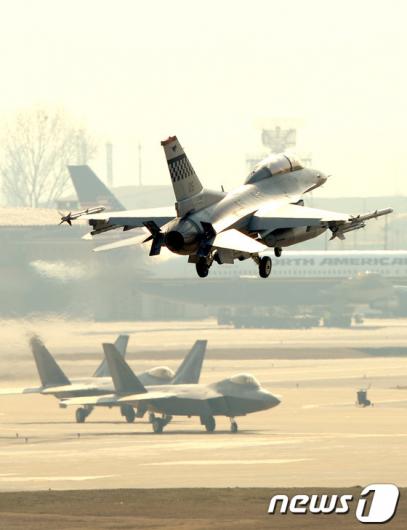 [사진]&quotF-22와 F-16"