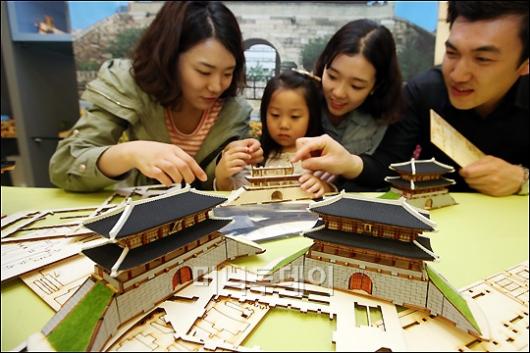 [사진]아이파크百, 숭례문 목재모형 만들기