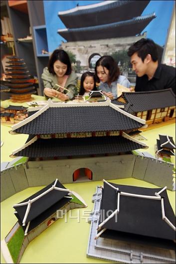 [사진]아이파크百, 숭례문 복원 기념해 모형 만들기