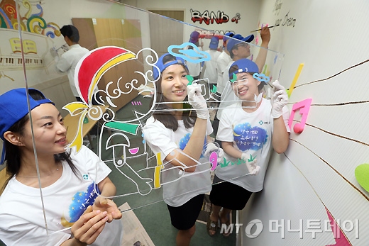 [사진]조손가정 어린이 위한 공부방 꾸미는 한국MSD 직원들