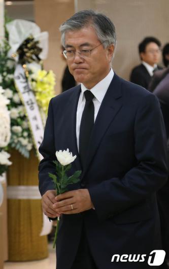 [사진]문재인 의원, 故 김윤남 빈소 조문 