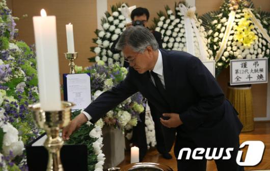 [사진]문재인 의원, 故 김윤남 빈소 조문 