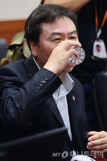 [사진]물 마시는 신제윤 금융위원장