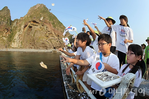 [사진]'독도수호, 종자수호' 퍼포먼스하는 대원들