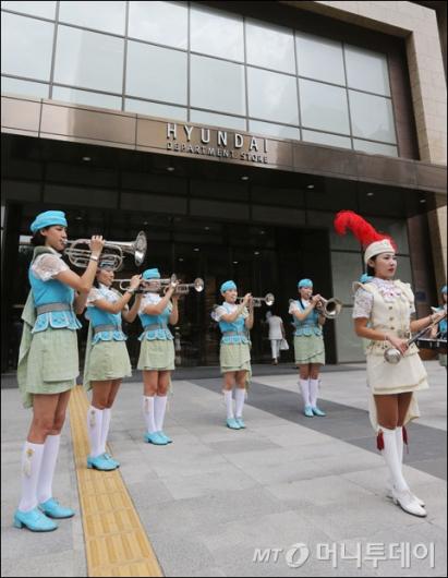 [사진]현대百 무역센터점 리뉴얼 기념 마칭밴드 공연