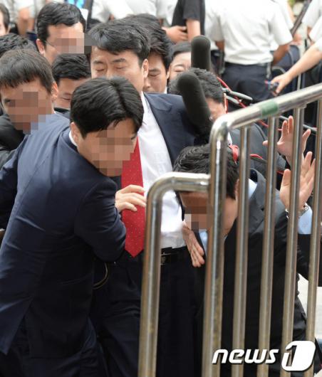 [사진]"국정원 직원에 떠밀려 들어가는 이석기 의원"