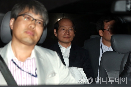 [사진]검찰로 이송되는 김원홍 전 SK해운 고문