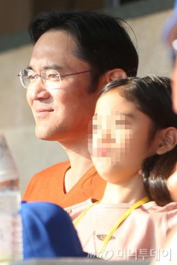 [사진]딸과 함께 한국시리즈 찾은 이재용 부회장