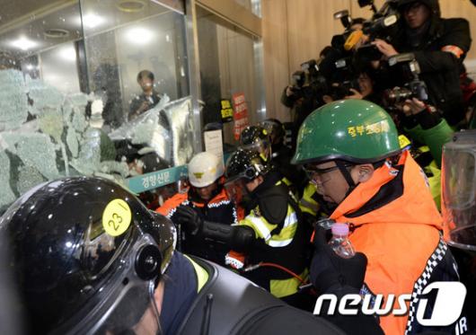 [사진]유리 부수고 진압 시도하는 경찰
