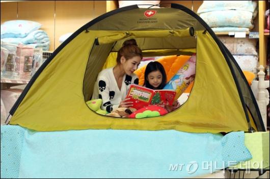 [사진]롯데마트, '한겨울 난방 텐트로 따뜻하게'