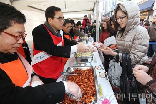 [사진]닭-오리 소비촉진 나선 김종 차관
