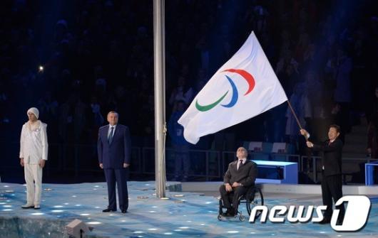 [사진]패럴림픽 폐막, 대회기 흔드는 평창군수