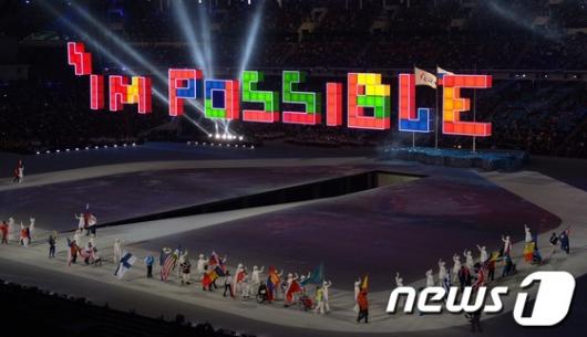 [사진]패럴림픽 폐막, 각국 국기 입장