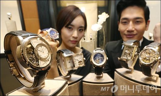 [사진]현대百, 명품 시계 '히브리스 메카니카 컬렉션' 전시