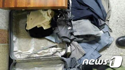 [사진]강남구청역 폭발물 의심물체, 알고보니 '옷과 옷걸이'