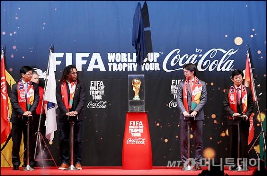 [사진]FIFA 진품 월드컵 트로피 공개