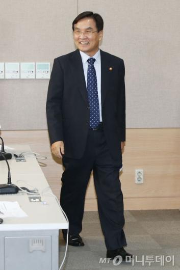 [사진]기자회견 참석하는 강병규 장관