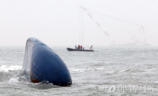 [사진]세월호 침몰...안개 속 해상 크레인