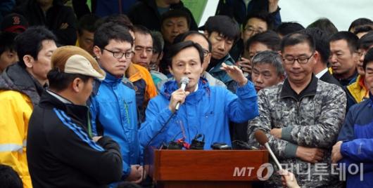[사진]이용욱 정보수사 국장, "실종자 최대한 빨리 찾겠다"
