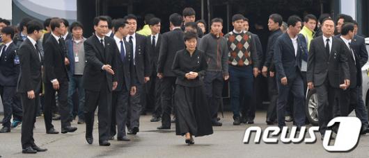 [사진][세월호 참사] 분향소 나서는 박근혜 대통령