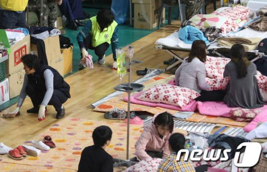 [사진][세월호 참사]천안함 46용사 유가족 진도서 봉사활동
