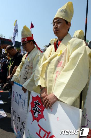 [사진]세월호 희생자 애도하는 노동자들