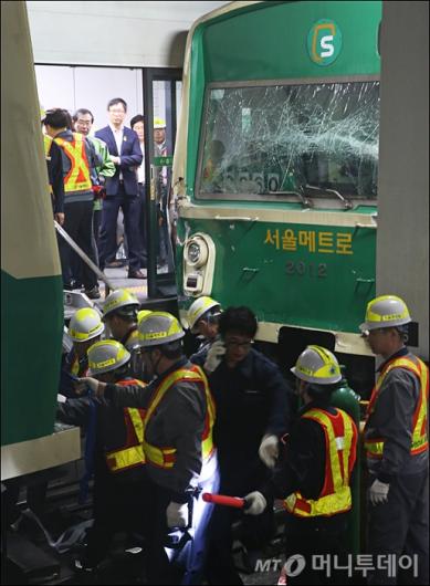 [사진]상왕십리역 지하철 2호선 추돌사고 발생