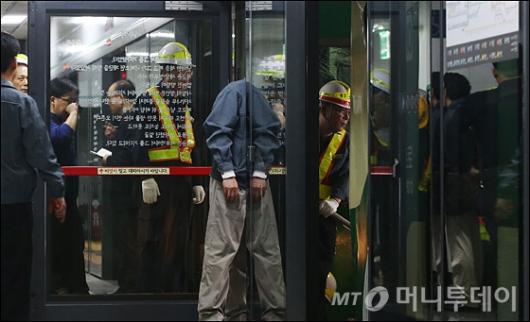 [사진]사고 수습하는 지하철 관계자들