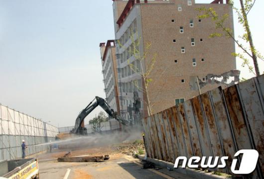 [사진]아산 오피스텔 붕괴 위기…본격적인 철거 착수