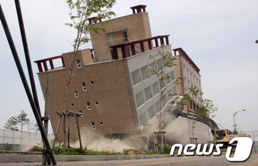 [사진]아산 오피스텔, 철거중 붕괴 