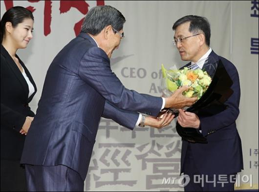 [사진]한국의 경영자상 수상하는 권오현 부회장