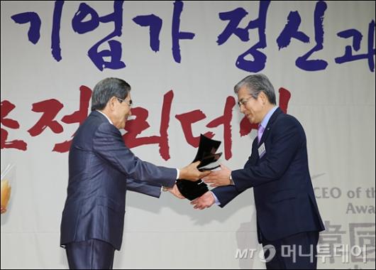 [사진]한국의 경영자상 수상하는 김효준 BMW 코리아 사장