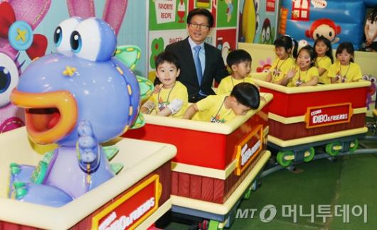 [사진]김문수, '아이들과 함께'