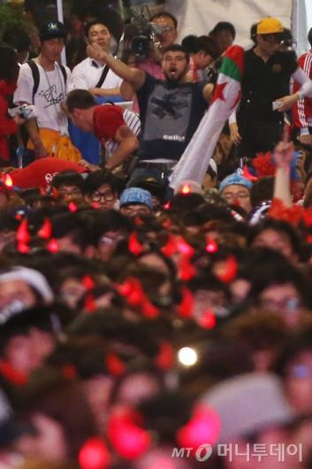 [사진]붉은 악마 속 환호하는 알제리 응원단
