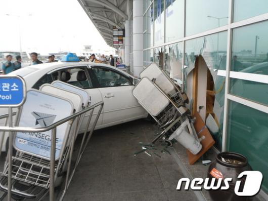 [사진]김해공항 국제선 청사 돌진한 택시
