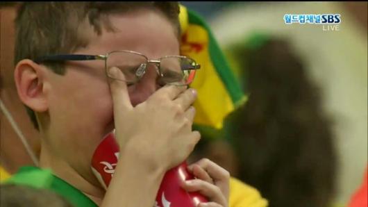 [브라질-독일] 브라질 꼬마팬 눈물, 전반 29분에만 0-5.. '충격과 공포'